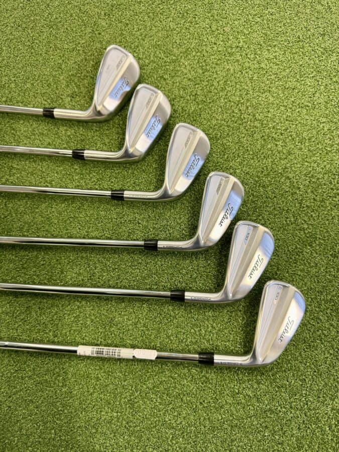 Titleist T100 PW-5 / RH / S-Flex